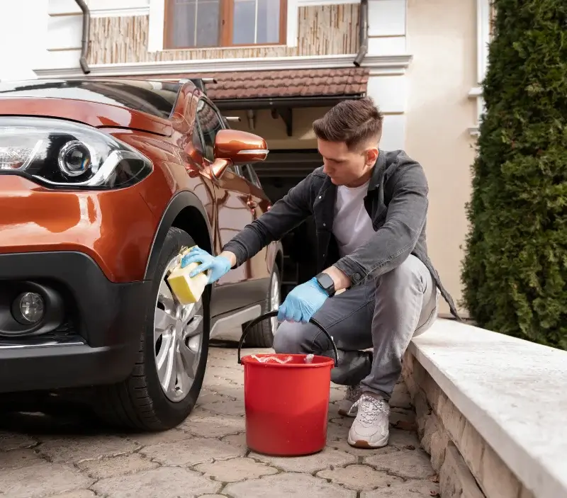 Lavage auto à domicile Villeneuve-sur-Vère : professionnel intervenant sur un véhicule